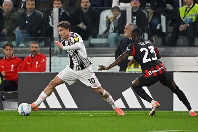 德容：不应该再和上赛季比较了，上赛季我们也没拿到欧冠冠军（德容：别再和上赛季相比了，那时我们同样无缘欧冠）