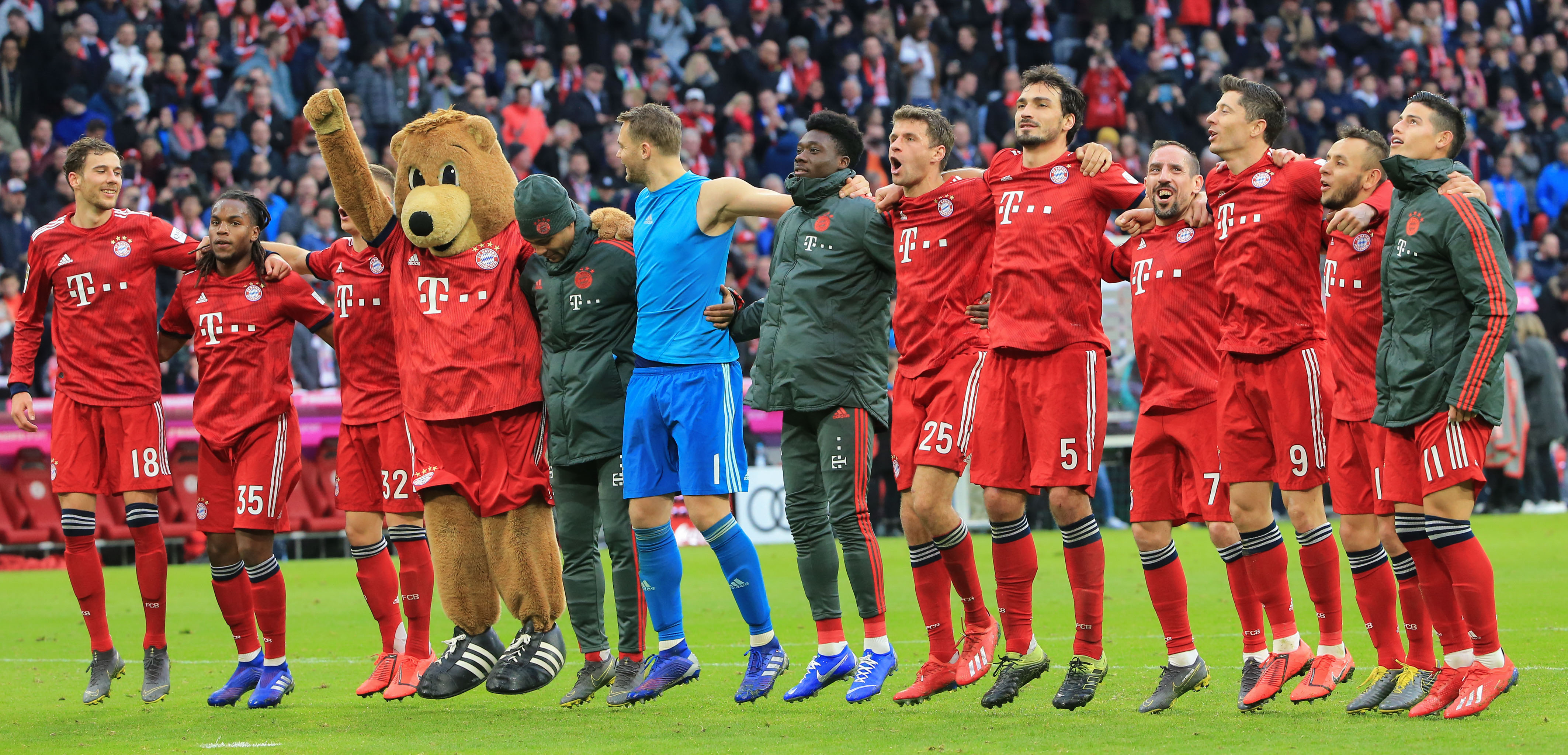 Hero扳平比分，菠萝关羽盯死敌方双c（Hero将比分扳平，菠萝关羽锁死对面双C）