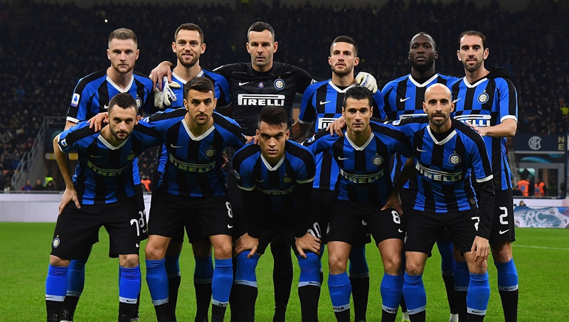 利物浦内讧曝光！斯洛特不愿卖迪亚斯，总监休斯却执意推动转会（利物浦矛盾浮出水面：斯洛特拒售迪亚斯，休斯力推转会）