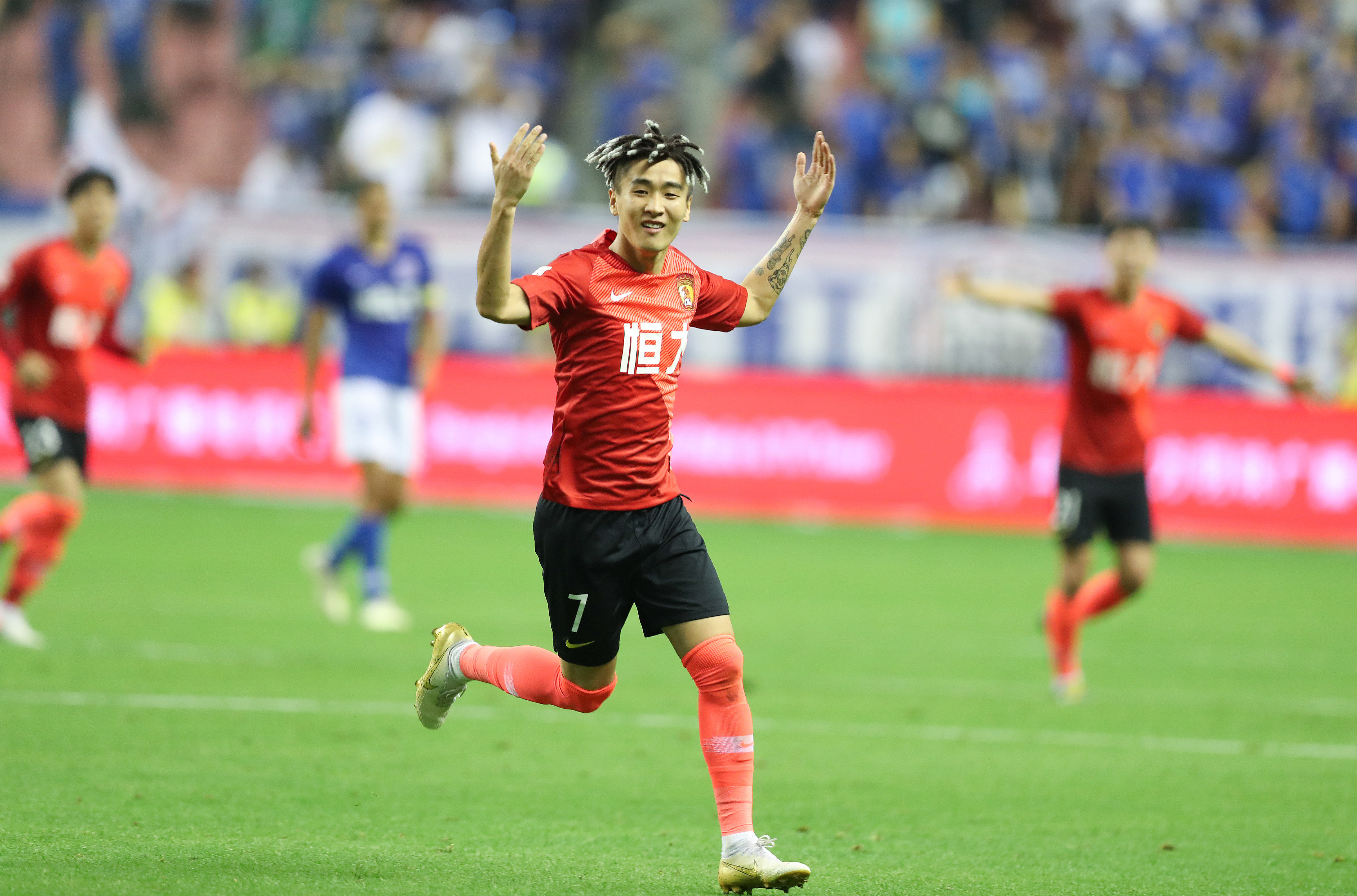 索博斯洛伊：萨拉赫是我的朋友，但这是他和俱乐部之间的事（索博斯洛伊：萨拉赫是好友，此事应由他与俱乐部解决）