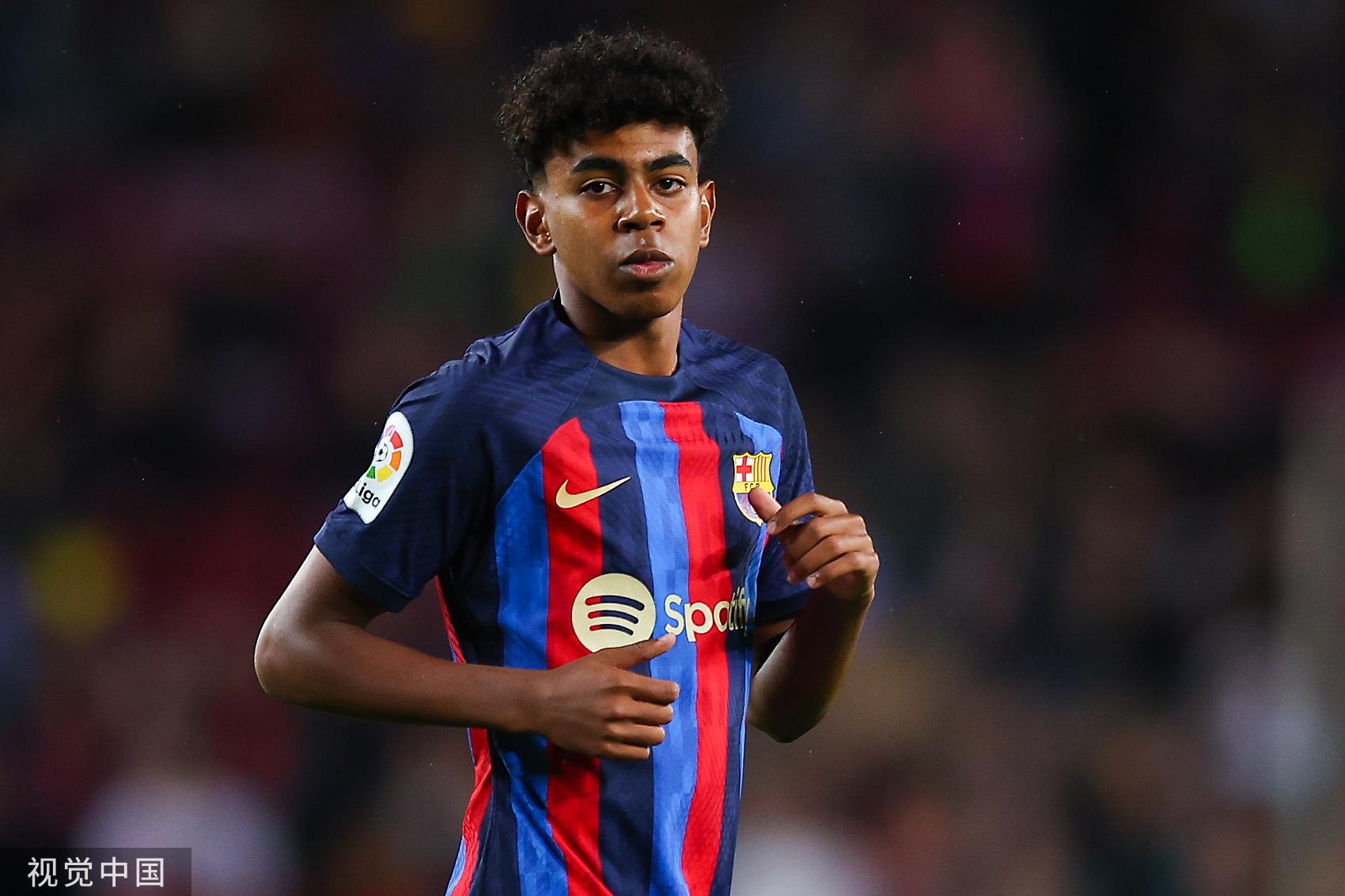 山东男篮险胜北京男篮，以4分优势晋级八强，双方激烈争夺，关键球员表现突出。（鏖战四节，山东男篮4分险胜北京晋级八强，关键球员发挥抢眼）